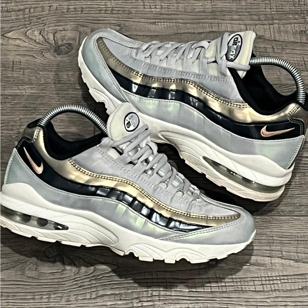 NIKE AIR MAX 95 BIG KIDS [SIZE 7Y/WOMENS 8.5] PLATINUM/RED BRONZE [AJ1899-001]